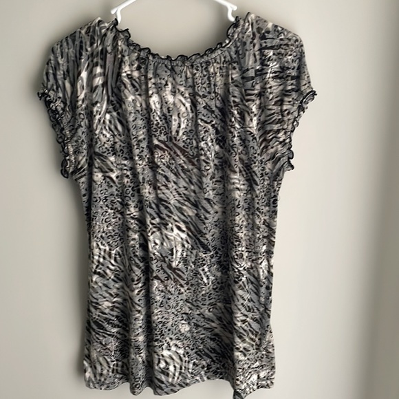 Kim Rogers Ruffle trim neck & sleeve Animal Print burnout top- Large - Picture 5 of 10